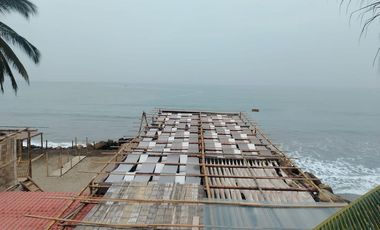 casa comercial frente al mar de venta en Crucita