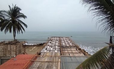 casa comercial frente al mar de venta en Crucita