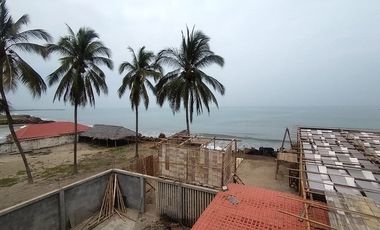 casa comercial frente al mar de venta en Crucita