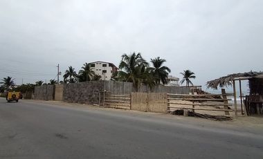 casa comercial frente al mar de venta en Crucita