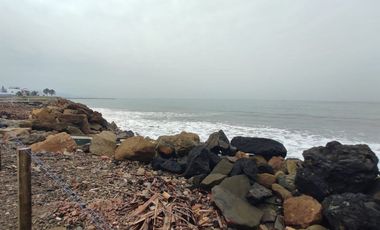 casa comercial frente al mar de venta en Crucita