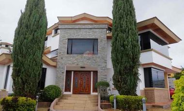 Casa de Venta en Urbanización 4 Dorm. - Sector Conocoto