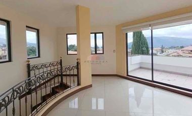 Casa de Venta en Urbanización 4 Dorm. - Sector Conocoto