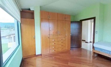 Casa de Venta en Urbanización 4 Dorm. - Sector Conocoto