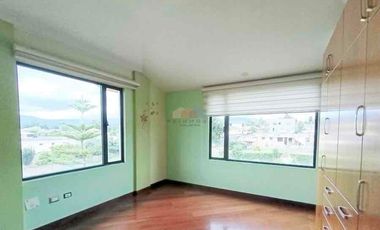 Casa de Venta en Urbanización 4 Dorm. - Sector Conocoto