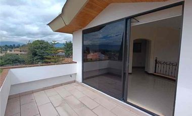 Casa de Venta en Urbanización 4 Dorm. - Sector Conocoto