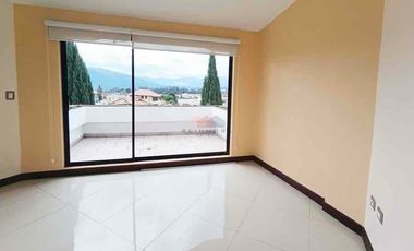 Casa de Venta en Urbanización 4 Dorm. - Sector Conocoto