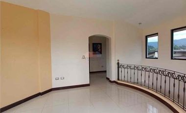 Casa de Venta en Urbanización 4 Dorm. - Sector Conocoto