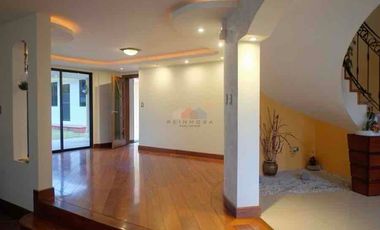 Casa de Venta en Urbanización 4 Dorm. - Sector Conocoto