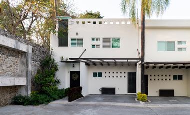 Casa en Venta con doble vigilancia - Av. Palmira, Cuernavaca.