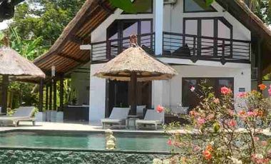 Villa Dengan Jacuzi for sale