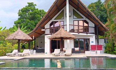 Villa Dengan Jacuzi for sale
