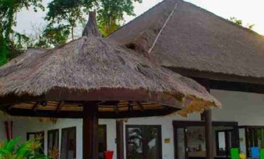 Villa Dengan Jacuzi for sale
