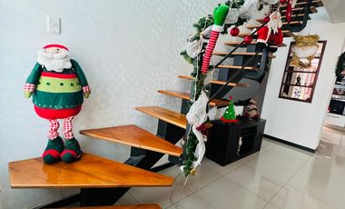 SE VENDE CASA UNIFAMILIAR BARRIO MONTECARLO