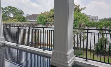 Luxury 3-Story Mansion in Kemang Antasari – Spacious 1000 sqm Land, Private Pool, Quick Access to SCBD (Ideal for Home & Office)