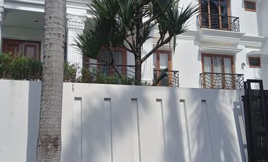 Luxury 3-Story Mansion in Kemang Antasari – Spacious 1000 sqm Land, Private Pool, Quick Access to SCBD (Ideal for Home & Office)