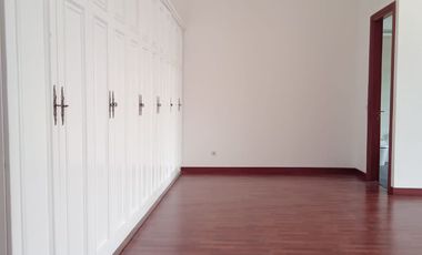 Luxury 3-Story Mansion in Kemang Antasari – Spacious 1000 sqm Land, Private Pool, Quick Access to SCBD (Ideal for Home & Office)