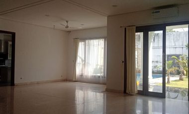 Luxury 3-Story Mansion in Kemang Antasari – Spacious 1000 sqm Land, Private Pool, Quick Access to SCBD (Ideal for Home & Office)