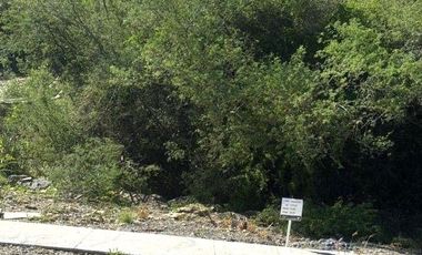 Terreno en venta en Zona Carretera Nacional, Sierra Alta, con 19 m de frente y colinda con área verde por un lado, por atrás y una parte del frente