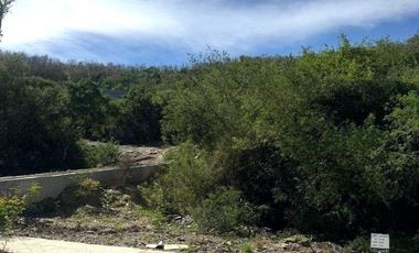 Terreno en venta en Zona Carretera Nacional, Sierra Alta, con 19 m de frente y colinda con área verde por un lado, por atrás y una parte del frente