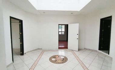 LOCAL COMERCIAL EN RENTA EN PLANTA ALTA CON TERRAZA EN SAN MIGUEL DE ALLENDE CERCA DE LA COMER