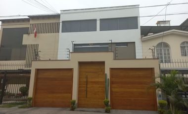 🏡 ¡HERMOSA CASA DE 3 PISOS EN SANTIAGO DE SURCO – EXCELENTE UBICACIÓN!   Vive en una zona tranquila y segura, cerca a parque y avenidas principales