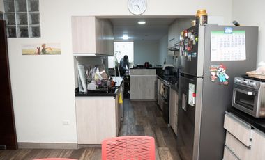 🏡 ¡HERMOSA CASA DE 3 PISOS EN SANTIAGO DE SURCO – EXCELENTE UBICACIÓN!   Vive en una zona tranquila y segura, cerca a parque y avenidas principales