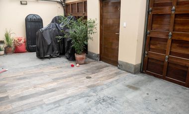 🏡 ¡HERMOSA CASA DE 3 PISOS EN SANTIAGO DE SURCO – EXCELENTE UBICACIÓN!   Vive en una zona tranquila y segura, cerca a parque y avenidas principales