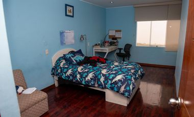 🏡 ¡HERMOSA CASA DE 3 PISOS EN SANTIAGO DE SURCO – EXCELENTE UBICACIÓN!   Vive en una zona tranquila y segura, cerca a parque y avenidas principales