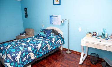 🏡 ¡HERMOSA CASA DE 3 PISOS EN SANTIAGO DE SURCO – EXCELENTE UBICACIÓN!   Vive en una zona tranquila y segura, cerca a parque y avenidas principales