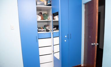 🏡 ¡HERMOSA CASA DE 3 PISOS EN SANTIAGO DE SURCO – EXCELENTE UBICACIÓN!   Vive en una zona tranquila y segura, cerca a parque y avenidas principales