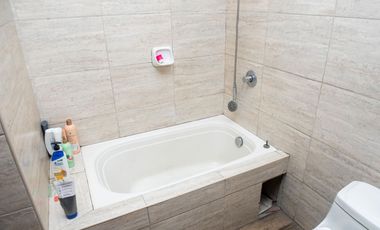 🏡 ¡HERMOSA CASA DE 3 PISOS EN SANTIAGO DE SURCO – EXCELENTE UBICACIÓN!   Vive en una zona tranquila y segura, cerca a parque y avenidas principales