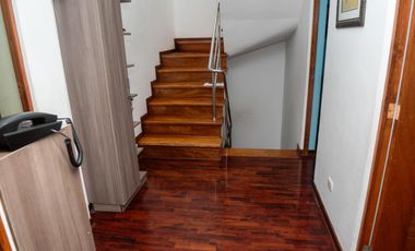 🏡 ¡HERMOSA CASA DE 3 PISOS EN SANTIAGO DE SURCO – EXCELENTE UBICACIÓN!   Vive en una zona tranquila y segura, cerca a parque y avenidas principales