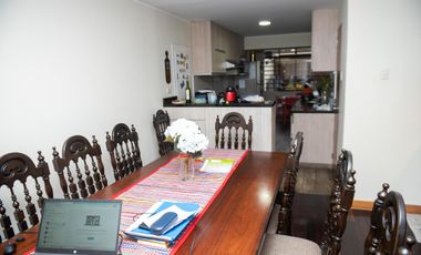 🏡 ¡HERMOSA CASA DE 3 PISOS EN SANTIAGO DE SURCO – EXCELENTE UBICACIÓN!   Vive en una zona tranquila y segura, cerca a parque y avenidas principales