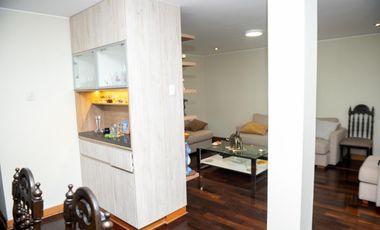 🏡 ¡HERMOSA CASA DE 3 PISOS EN SANTIAGO DE SURCO – EXCELENTE UBICACIÓN!   Vive en una zona tranquila y segura, cerca a parque y avenidas principales