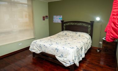 🏡 ¡HERMOSA CASA DE 3 PISOS EN SANTIAGO DE SURCO – EXCELENTE UBICACIÓN!   Vive en una zona tranquila y segura, cerca a parque y avenidas principales