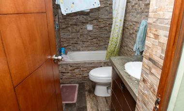 🏡 ¡HERMOSA CASA DE 3 PISOS EN SANTIAGO DE SURCO – EXCELENTE UBICACIÓN!   Vive en una zona tranquila y segura, cerca a parque y avenidas principales