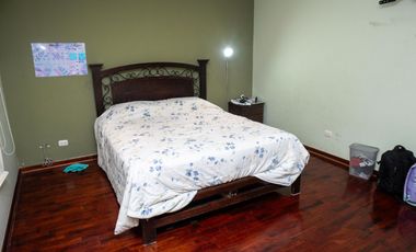 🏡 ¡HERMOSA CASA DE 3 PISOS EN SANTIAGO DE SURCO – EXCELENTE UBICACIÓN!   Vive en una zona tranquila y segura, cerca a parque y avenidas principales