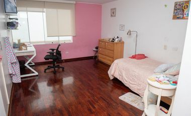 🏡 ¡HERMOSA CASA DE 3 PISOS EN SANTIAGO DE SURCO – EXCELENTE UBICACIÓN!   Vive en una zona tranquila y segura, cerca a parque y avenidas principales