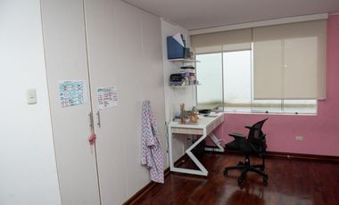🏡 ¡HERMOSA CASA DE 3 PISOS EN SANTIAGO DE SURCO – EXCELENTE UBICACIÓN!   Vive en una zona tranquila y segura, cerca a parque y avenidas principales