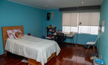 🏡 ¡HERMOSA CASA DE 3 PISOS EN SANTIAGO DE SURCO – EXCELENTE UBICACIÓN!   Vive en una zona tranquila y segura, cerca a parque y avenidas principales