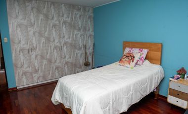 🏡 ¡HERMOSA CASA DE 3 PISOS EN SANTIAGO DE SURCO – EXCELENTE UBICACIÓN!   Vive en una zona tranquila y segura, cerca a parque y avenidas principales