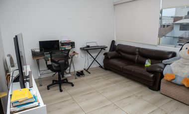 🏡 ¡HERMOSA CASA DE 3 PISOS EN SANTIAGO DE SURCO – EXCELENTE UBICACIÓN!   Vive en una zona tranquila y segura, cerca a parque y avenidas principales