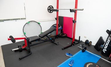 🏡 ¡HERMOSA CASA DE 3 PISOS EN SANTIAGO DE SURCO – EXCELENTE UBICACIÓN!   Vive en una zona tranquila y segura, cerca a parque y avenidas principales