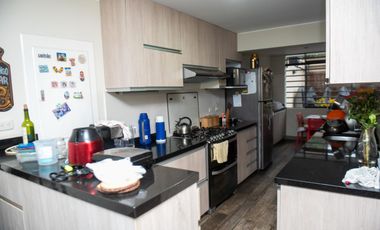 🏡 ¡HERMOSA CASA DE 3 PISOS EN SANTIAGO DE SURCO – EXCELENTE UBICACIÓN!   Vive en una zona tranquila y segura, cerca a parque y avenidas principales