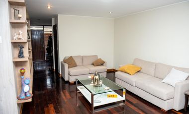 🏡 ¡HERMOSA CASA DE 3 PISOS EN SANTIAGO DE SURCO – EXCELENTE UBICACIÓN!   Vive en una zona tranquila y segura, cerca a parque y avenidas principales