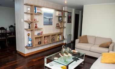 🏡 ¡HERMOSA CASA DE 3 PISOS EN SANTIAGO DE SURCO – EXCELENTE UBICACIÓN!   Vive en una zona tranquila y segura, cerca a parque y avenidas principales