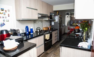 🏡 ¡HERMOSA CASA DE 3 PISOS EN SANTIAGO DE SURCO – EXCELENTE UBICACIÓN!   Vive en una zona tranquila y segura, cerca a parque y avenidas principales
