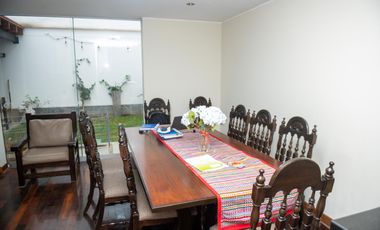 🏡 ¡HERMOSA CASA DE 3 PISOS EN SANTIAGO DE SURCO – EXCELENTE UBICACIÓN!   Vive en una zona tranquila y segura, cerca a parque y avenidas principales