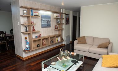 🏡 ¡HERMOSA CASA DE 3 PISOS EN SANTIAGO DE SURCO – EXCELENTE UBICACIÓN!   Vive en una zona tranquila y segura, cerca a parque y avenidas principales